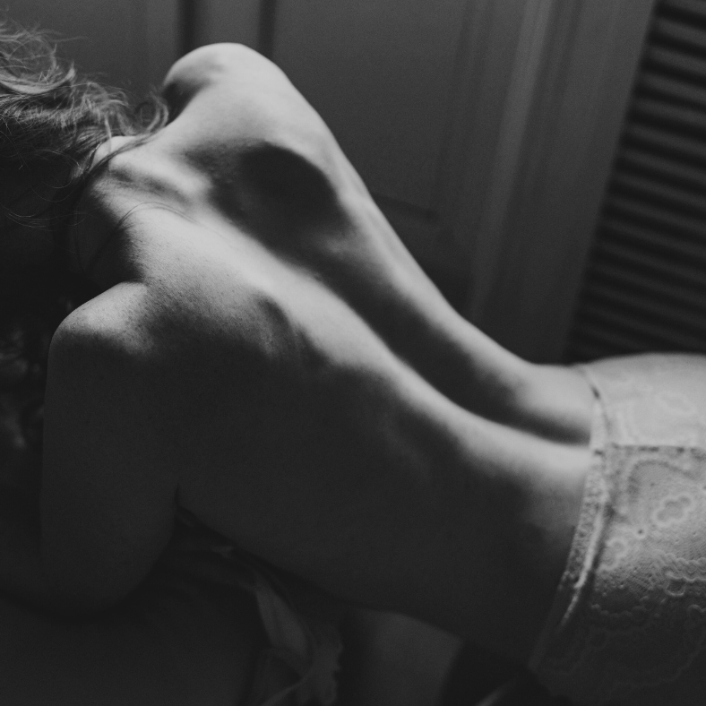 Femme de dos, avec une silhouette élancée, portant de la lingerie délicate.